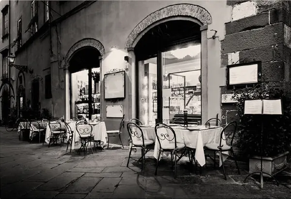 Taverne in einer mediterranen Gasse